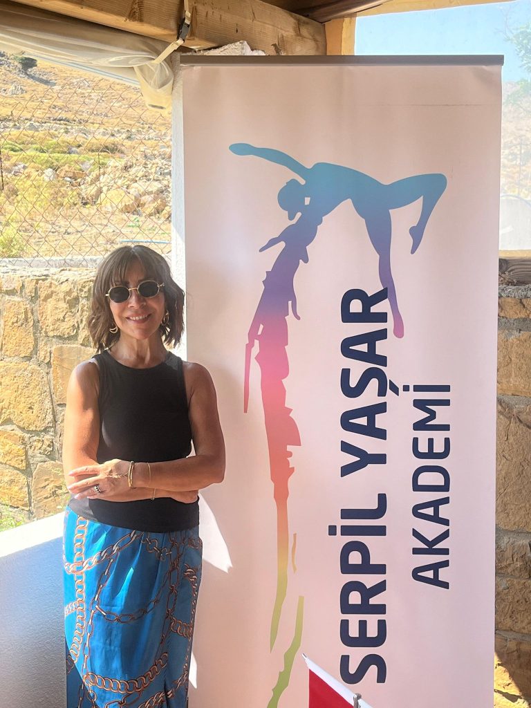 Uzman yaşam koçu ve mentor Serpil Yaşar, bilinçaltı çalışmaları ve kişisel gelişim seansları için güven veren profesyonel duruşuyla.